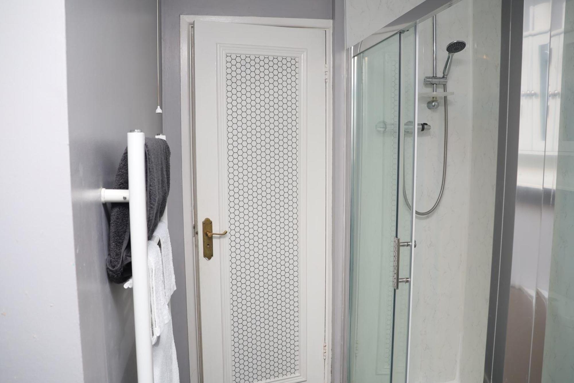 Superb 3 Bedroom Flat In 斯塔福德 外观 照片